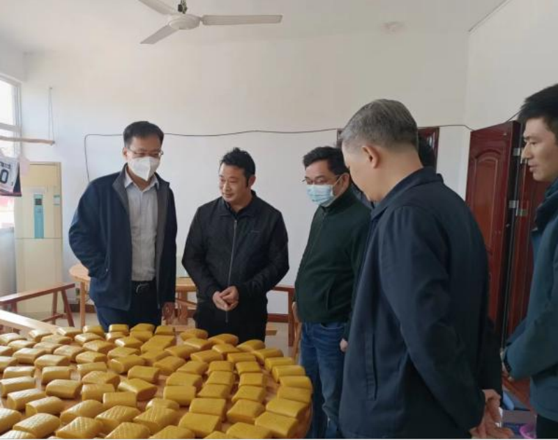 1675738527976199.png 范秀刚查看驻村工作队食宿情况.png